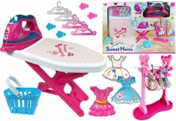 Set de repassage rose avec planche et cintres