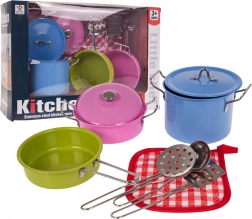 Casseroles en métal colorées et ustensiles de cuisine