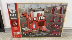 Garage de pompiers avec véhicules de secours et figurines