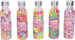 Perles colorées dans une bouteille