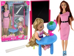 Enseignante avec élève, ensemble scolaire avec tableau et globe