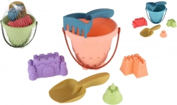 Ensemble en plastique pour le sable avec seau, pelle, râteau et 3 moules dans un filet