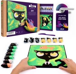Okto Chat noir avec un poisson – kit créatif de peinture à l’argile par numéros 29 × 29 cm