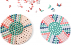 Mosaïque en bois avec chevilles et modèles