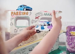 Coloriage spatial XXL – parking en carton