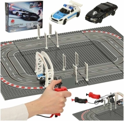 Circuit de course électrique avec voiture de police et voiture de sport