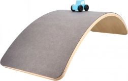 Planche d'équilibre avec feutre, petite voiture et route