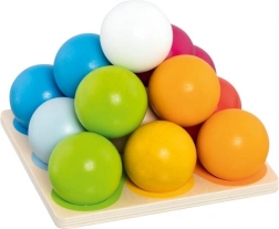 Pyramide en bois avec des boules colorées