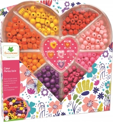 Perles en bois dans une boîte de rangement en forme de cœur