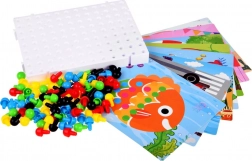 Mosaïque éducative colorée avec chevilles pour enfants