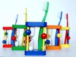 Support de brosse à dents avec sablier HESS