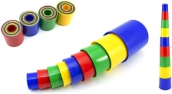 Pyramide empilable colorée en gobelets