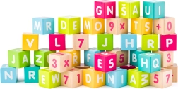 Cubes colorés avec lettres et chiffres