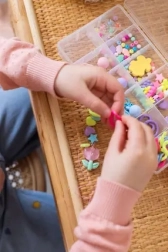 Fabrication de bijoux – bijoux colorés tendance pour enfants