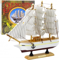 Modèle décoratif de voilier trois-mâts blanc