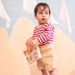 Panneau en bois avec activités aventures en voyage