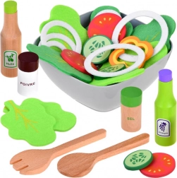 Ensemble ludique pour préparer une salade avec ingrédients en bois et en tissu