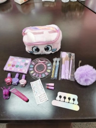 méga coffret de petite styliste dans un sac en peluche avec chaton