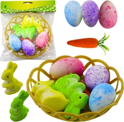 Décoration de Pâques avec panier, lapins, œufs et carottes