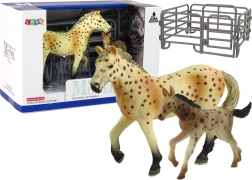 Set de 2 figurines de chevaux Knabstrupper avec poulain et enclos