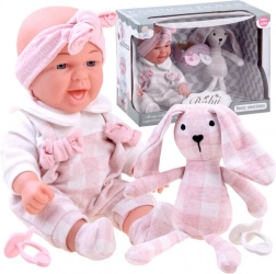 Adorable bébé avec lapin en peluche et tétines
