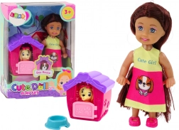 Mini poupée avec de longs cheveux et jupe colorée avec un chien et une niche