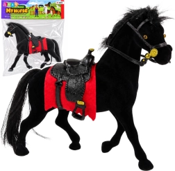 Figurine en velours d’un cheval noir avec tapis de selle rouge et selle