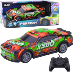 Voiture RC de course à carrosserie lumineuse orange‑verte