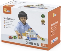 Ferry en bois avec petites voitures et équipage