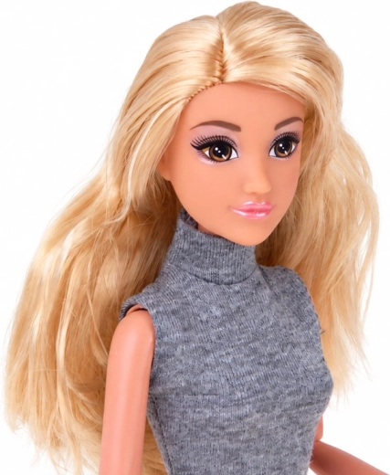 Longs cheveux blonds et apparence soignée