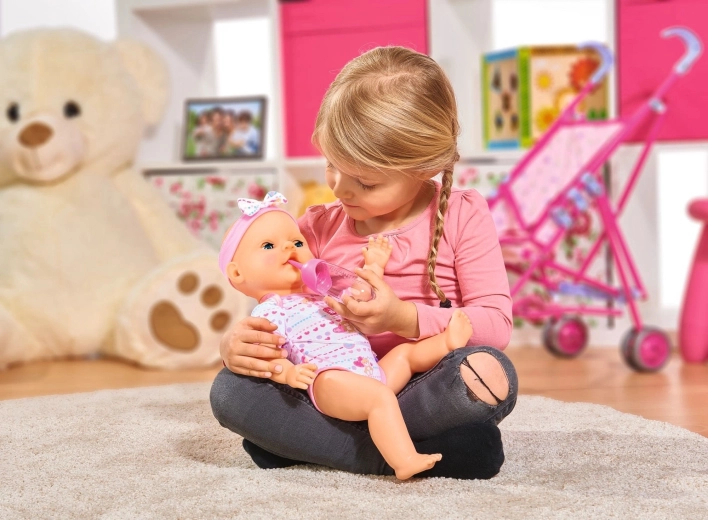Elle boit et fait pipi comme un vrai bébé