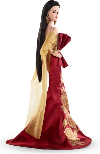 Robe rouge de cérémonie avec détails dorés