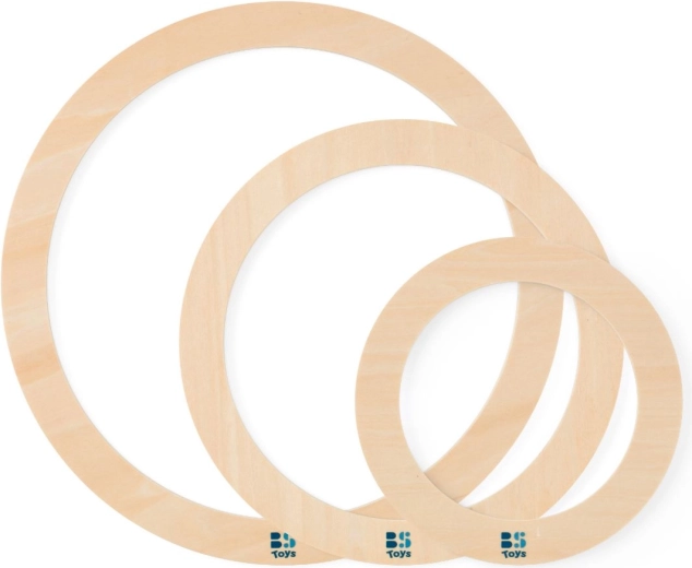 Des cercles en bois pour une aire de jeu modulable
