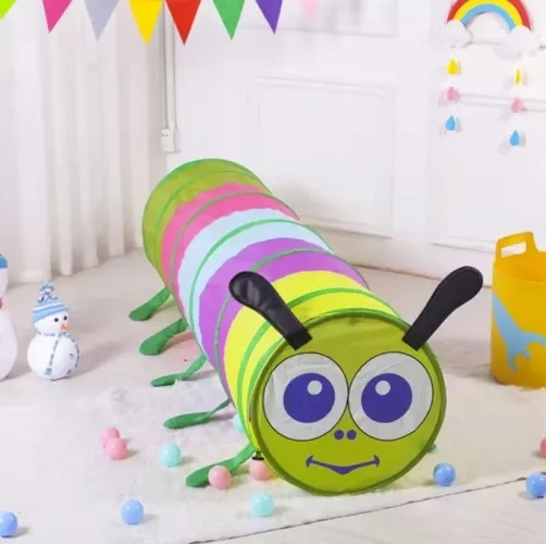Un design ludique de chenille qui entraîne les enfants dans le jeu