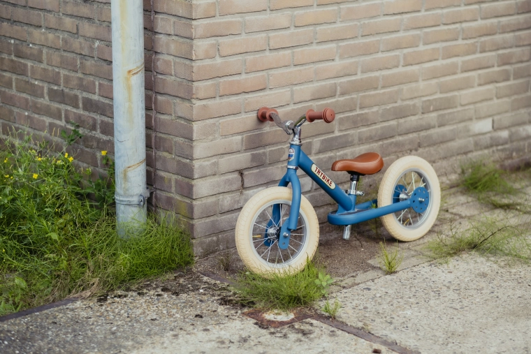 Acier robuste et roues au roulement fluide