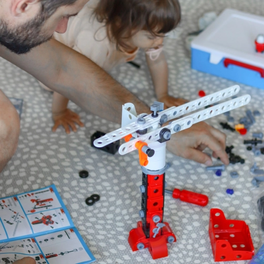 Jouer aux petits pompiers et constructeurs