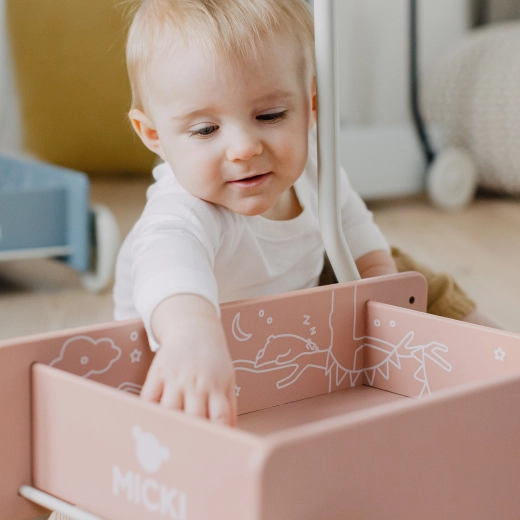 Un chariot pour les jouets, les cubes et les « trésors » des enfants