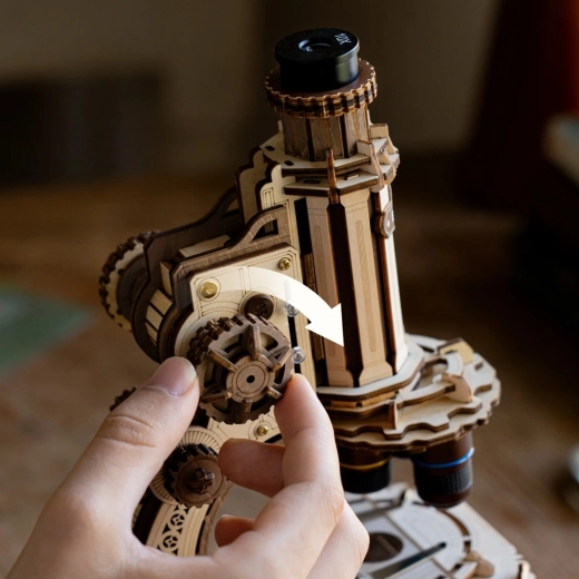 Mise au point mécanique précise avec engrenage à vis sans fin