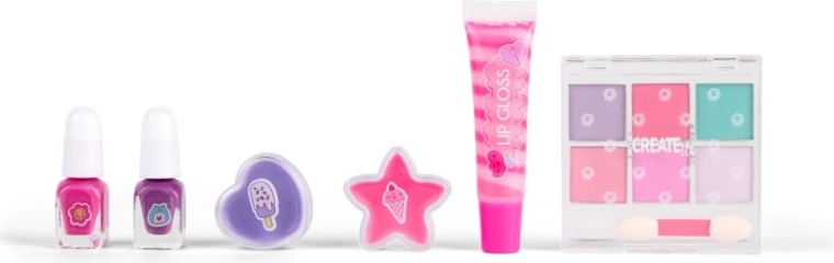 Lèvres brillantes et mèches rigolotes