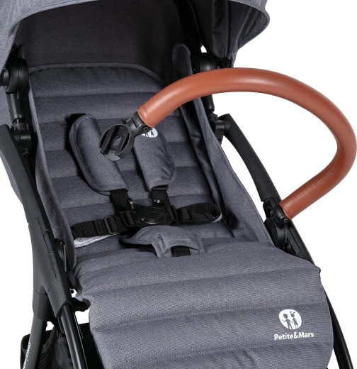 Confort pour l’enfant : siège spacieux et inclinaison du dossier et des jambes
