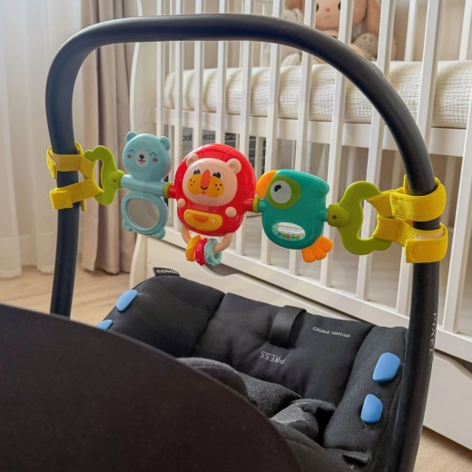 Sons et hochet pour un jeu sensoriel