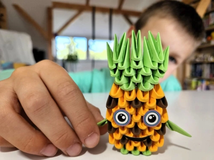 Décoration joyeuse en forme d’ananas