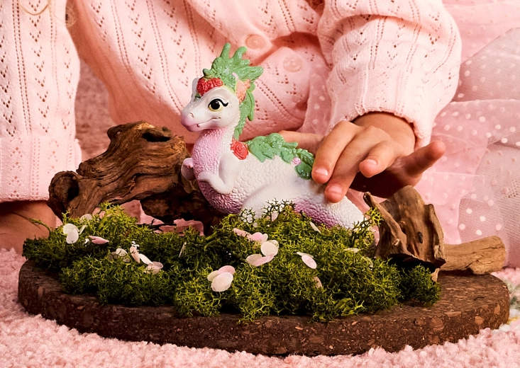 Prête pour l’aventure dans les mains des enfants