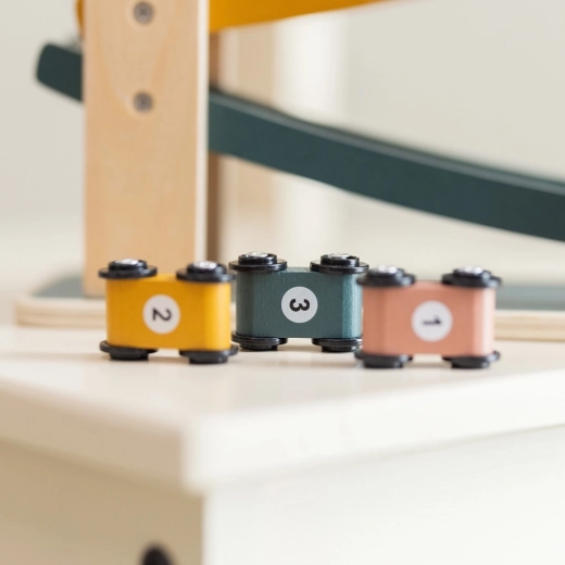 Trois petites voitures numérotées pour apprendre et faire la course