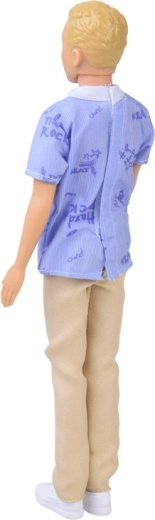 Tenue stylée avec chemise et pantalon clair