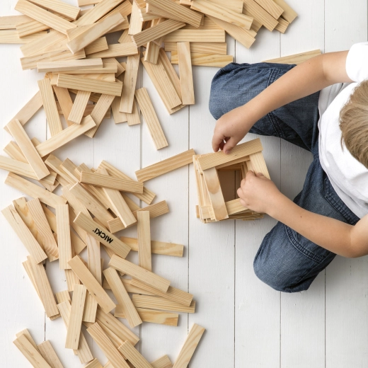 Développe la motricité, la coordination et la pensée créative