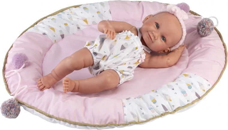 Bébé aux détails réalistes