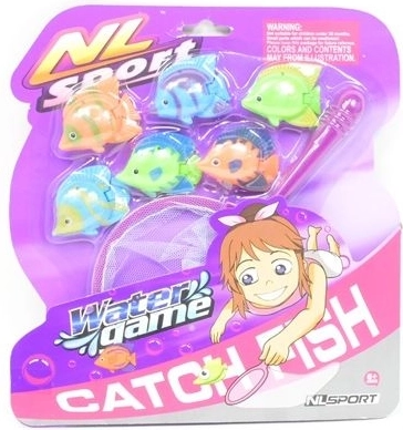 Petits poissons de bain avec épuisette
