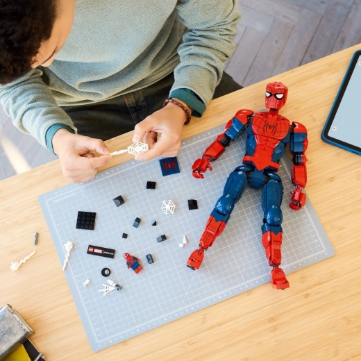 Minifigurine, plaque nominative et construction amusante dans LEGO Builder