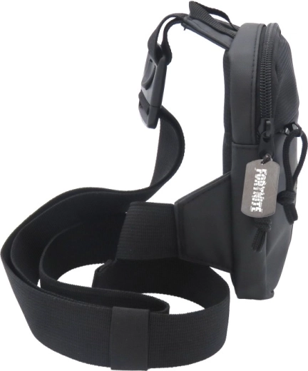 Poches zippées pratiques et détail gaming